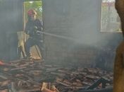Morador ateia fogo a botijão de gás e incêndio destrói casa em Limoeiro de Anadia; veja vídeo