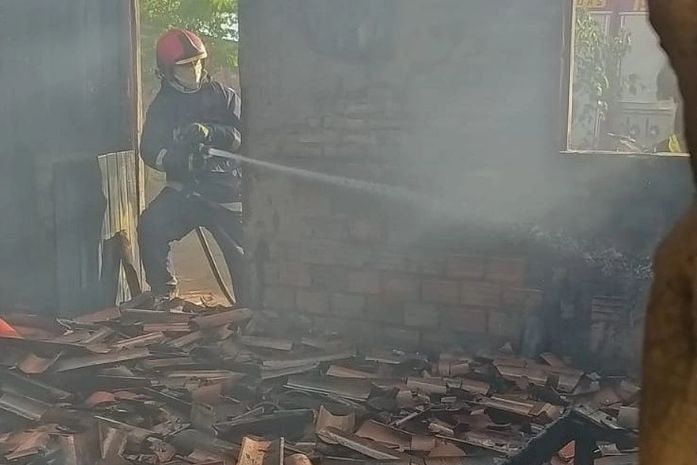 Morador ateia fogo a botijão de gás e incêndio destrói casa em Limoeiro de Anadia; veja vídeo