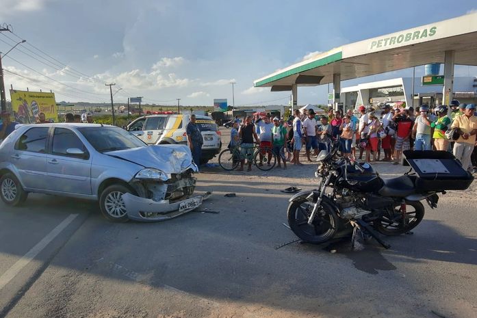 Motorista do carro fugiu do local após o acidente.