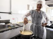 Pessoas em situação de rua participam de oficina culinária