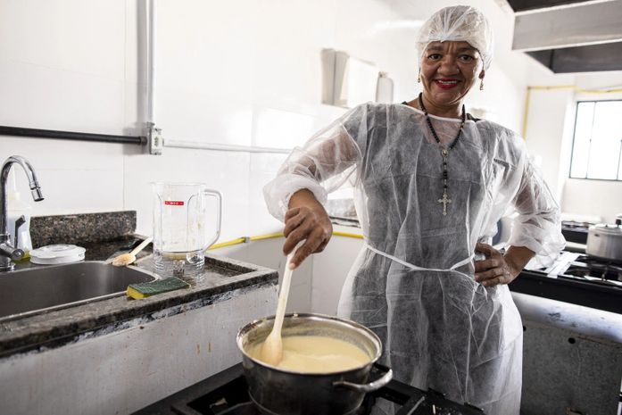 Pessoas em situação de rua participam de oficina culinária