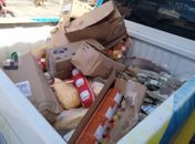 Vigilância Sanitária apreende 220 kg de alimentos estragados e fora da validade, em supermercados

