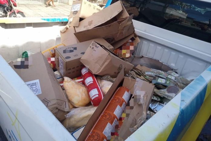 Vigilância Sanitária apreende 220 kg de alimentos estragados e fora da validade, em supermercados