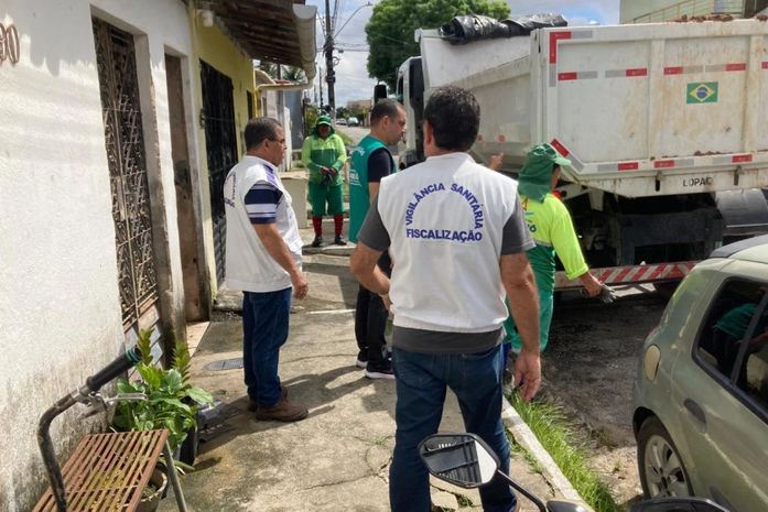 Quatro toneladas de lixo são retiradas de residência de idoso, em Maceió