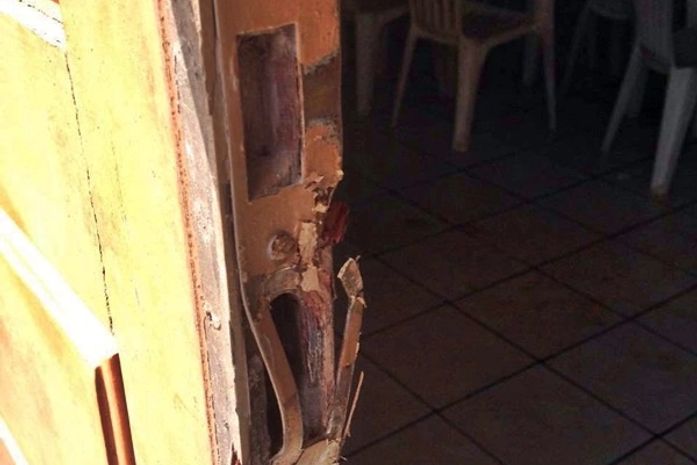 Assaltantes entraram após arrombar portas das salas internas da igreja.