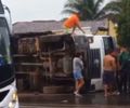 Caminhão tomba e derruba muro de residência na AL-110, em Arapiraca