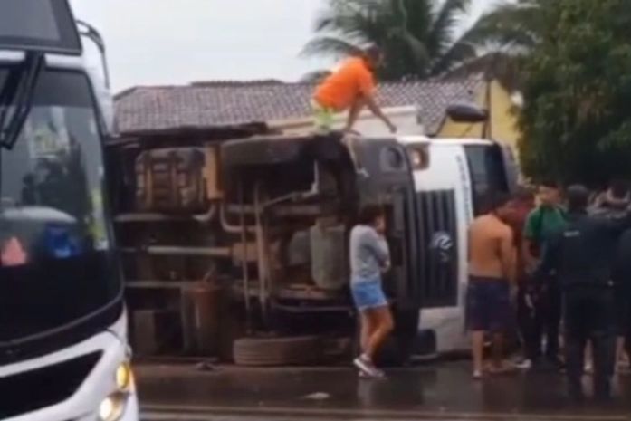 Caminhão tomba e derruba muro de residência na AL-110, em Arapiraca
