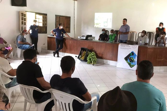 Prefeito de Branquinha se reúne com produtores de laranja e banana do município