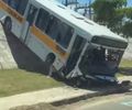 Ônibus escolar despenca de ribanceira e cai na AL-215, em Marechal Deodoro