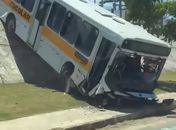 Ônibus escolar despenca de ribanceira e cai na AL-215, em Marechal Deodoro