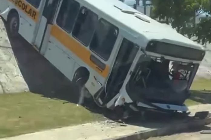 Ônibus escolar despenca de ribanceira e cai na AL-215, em Marechal Deodoro
