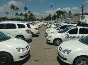 Taxis lotam o estacionamento do Jaraguá