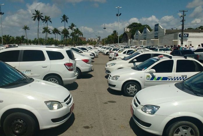 Taxis lotam o estacionamento do Jaraguá