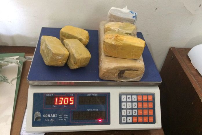 População denuncia casal por vender drogas em via pública