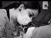 Tatuadora vence preconceito e se destaca no mercado: “Me sinto realizada e incentivo outras mulheres”