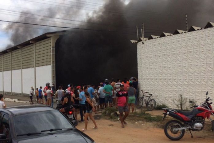 Incendio atinge galpão da empresa Jarbas Lúcio em Arapiraca
