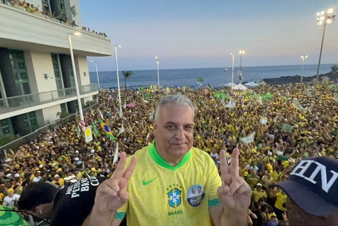 Carnaval da Democracia: Salvador se vestiu de verde e amarelo para receber Flávio Bolsonaro e Alfredo Gaspar no Farol da Barra