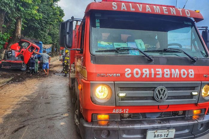 Motorista fica preso às ferragens após perder controle de caminhão e colidir em árvore