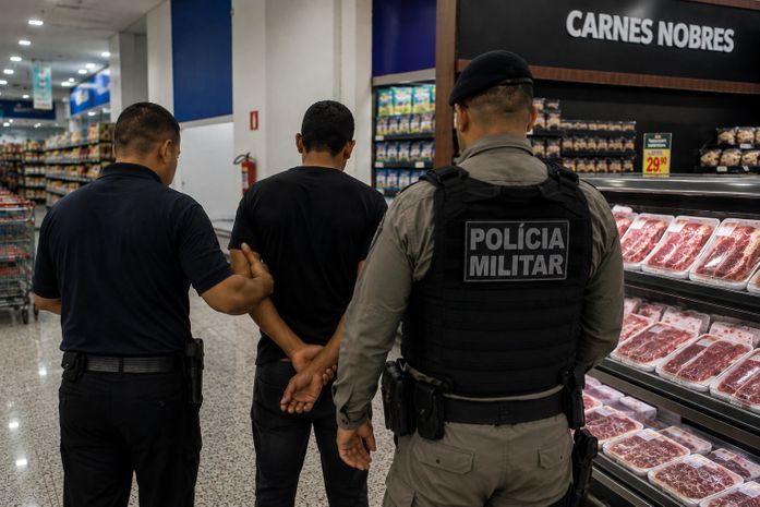 Homem é preso tentando furtar cortes de carne nobre em supermercado na Ponta Verde