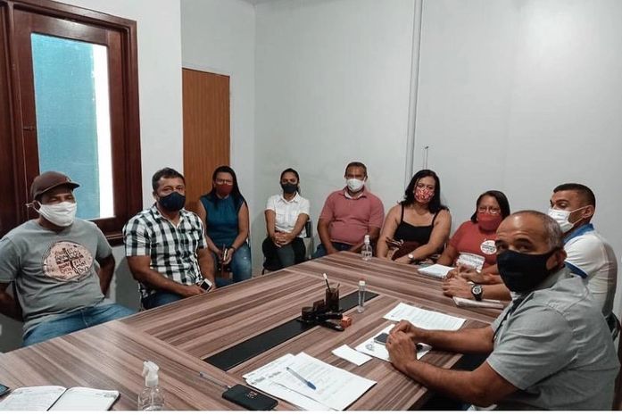 Jarbas Ricardo (primeiro de márcara preta) comandou reunião com sindicalistas da Educação