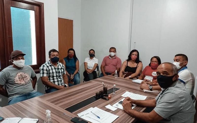 Jarbas Ricardo (primeiro de márcara preta) comandou reunião com sindicalistas da Educação 
