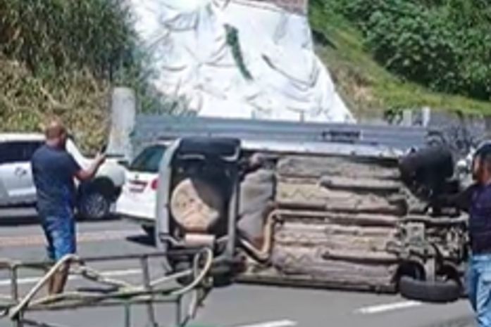 Colisão entre veículos deixa três feridos na Avenida Leste-Oeste, em Maceió