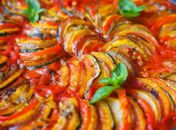 Aprenda a fazer um delicioso Ratatouille de forno, igual ao do desenho animado