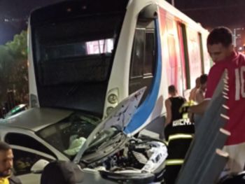 Colisão entre carro e VLT, no Cambona, em Maceió.