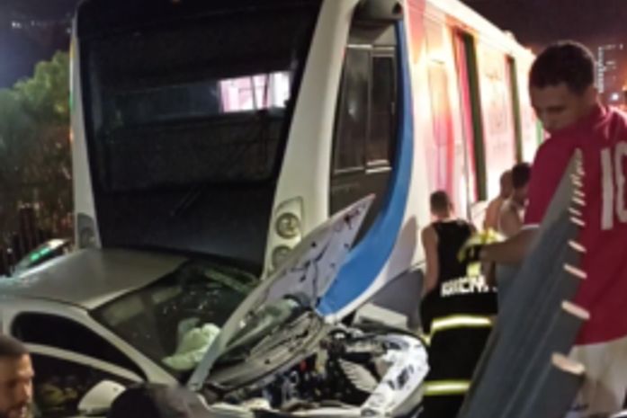 Colisão entre carro e VLT, no Cambona, em Maceió.