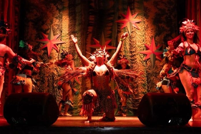 Festival Internacional: estudantes da EJAI Maceió assistem apresentações culturais no Theatro Homerinho