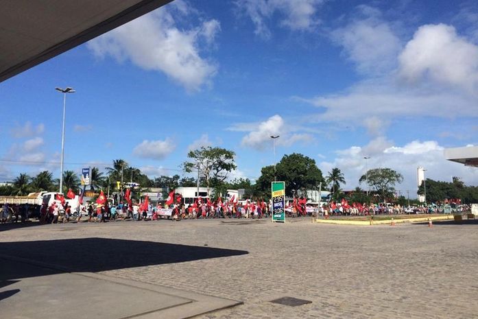 Membros do MST marcham pelas ruas do Farol