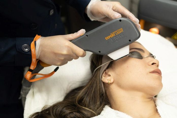 Luz intensa pulsada: descubra as aplicações do procedimento!