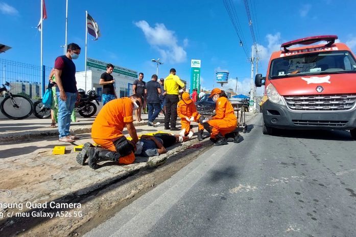 Homem fica ferido após colisão envolvendo carro e moto na Ladeira do Óleo