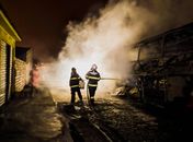 Ônibus é destruído durante incêndio que ameaçou atingir residências no interior 
