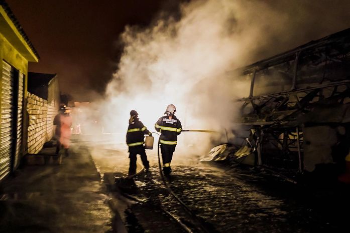 Ônibus é destruído durante incêndio que ameaçou atingir residências no interior 