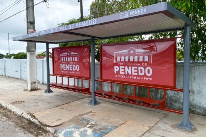 Prefeitura de Penedo instala novos abrigos de ônibus na cidade