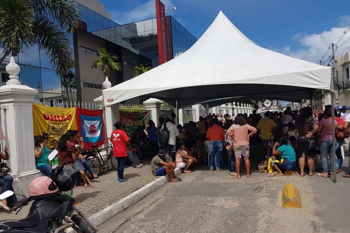 Representantes de movimentos sociais acampam em secretaria para cobrar entrega de 600 residências