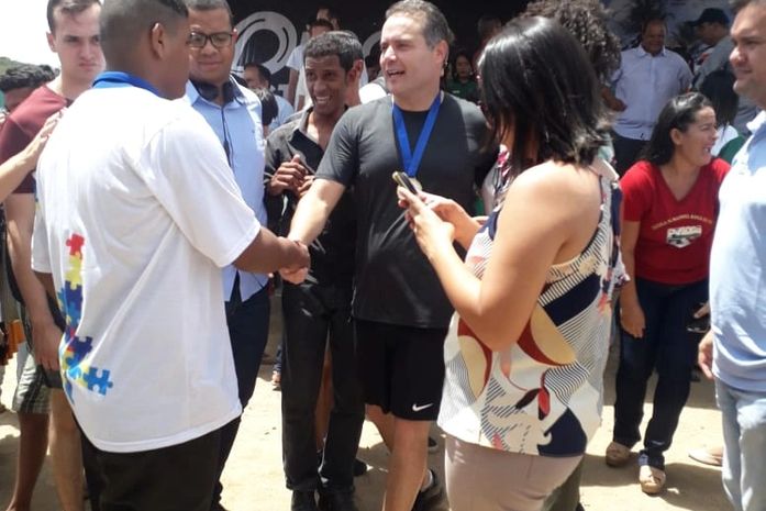 Renan Filho parabeniza adolescente socioeducativo premiado no Concurso de Poesias para Jovens Pret@s da Periferia.