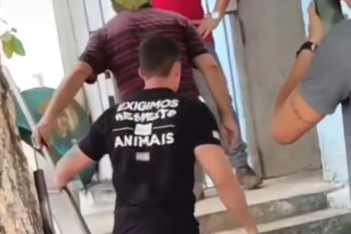 Delegado Leonam conduzindo suspeito para a delegacia