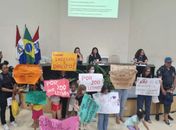 Pais protestam contra redução de aulas e problemas em colégio da Ufal