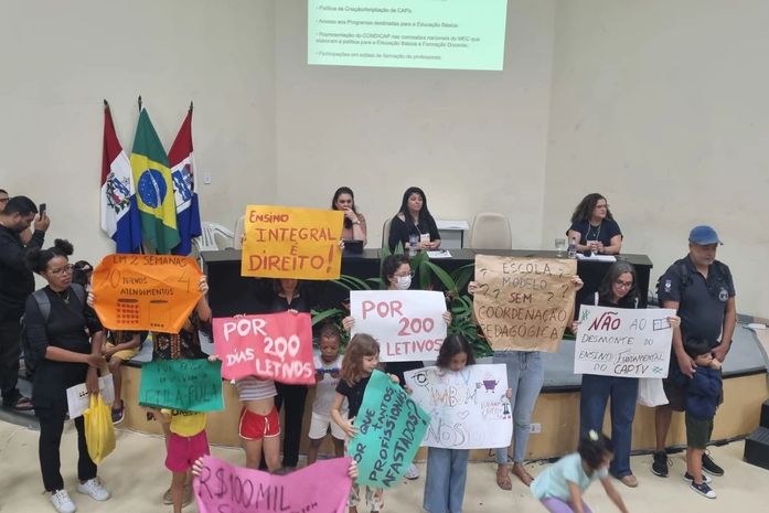 Pais protestam contra redução de aulas e problemas em colégio da Ufal