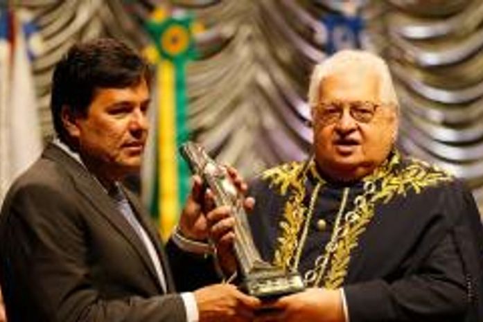 Mendonça Filho recebe o Prêmio Fernando de Azevedo – Educador do Ano das mãos do presidente da Academia Brasileira de Educação, Carlos Alberto Serpa.