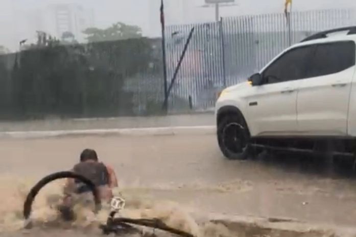 Ciclista é arrastado por correnteza após fortes chuvas em Maceió 