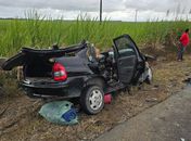 Colisão entre carro de passeio e táxi deixa duas pessoas presas às ferragens, em Marechal Deodoro