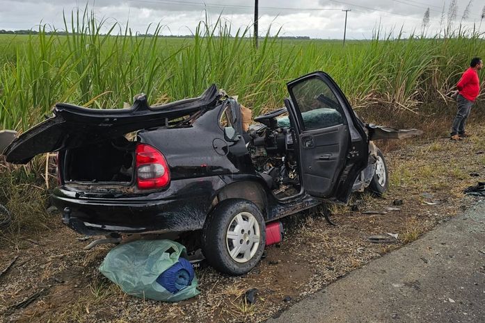 Colisão entre carro de passeio e táxi deixa duas pessoas presas às ferragens, em Marechal Deodoro
