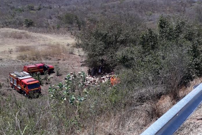 Motorista fica preso as ferragens e tem braço amputado após carreta tombar na BR-101