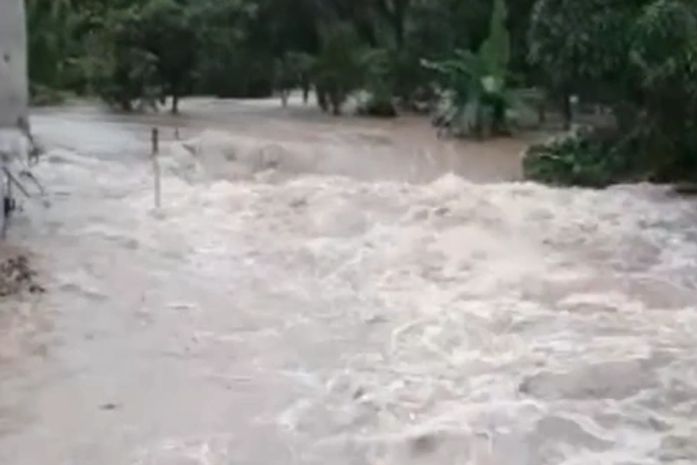 Rio Camaragibe transbordou