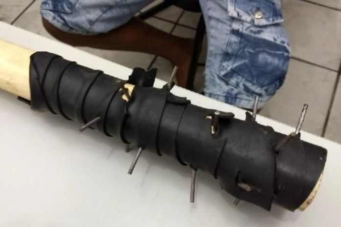 Arma artesanal, apreendida com o jovem