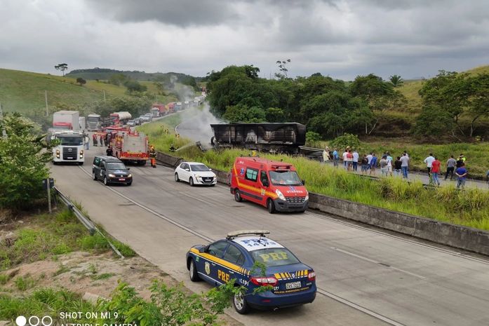 Trecho da BR-101 é parcialmente interditado para remoção de carreta tombada