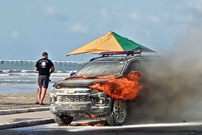 Viatura do Bope pega fogo na Avenida Assis Chateaubriand; trânsito interditado